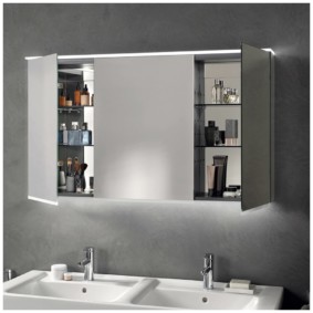 armoire miroir dans la salle de bain