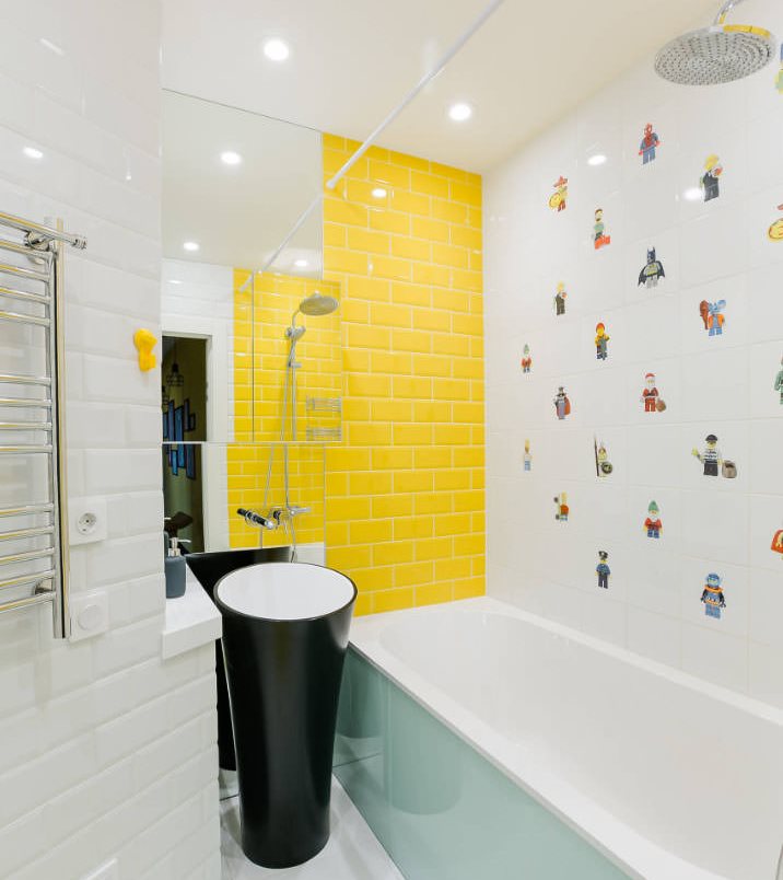 Mur jaune à l'intérieur d'une salle de bain blanche