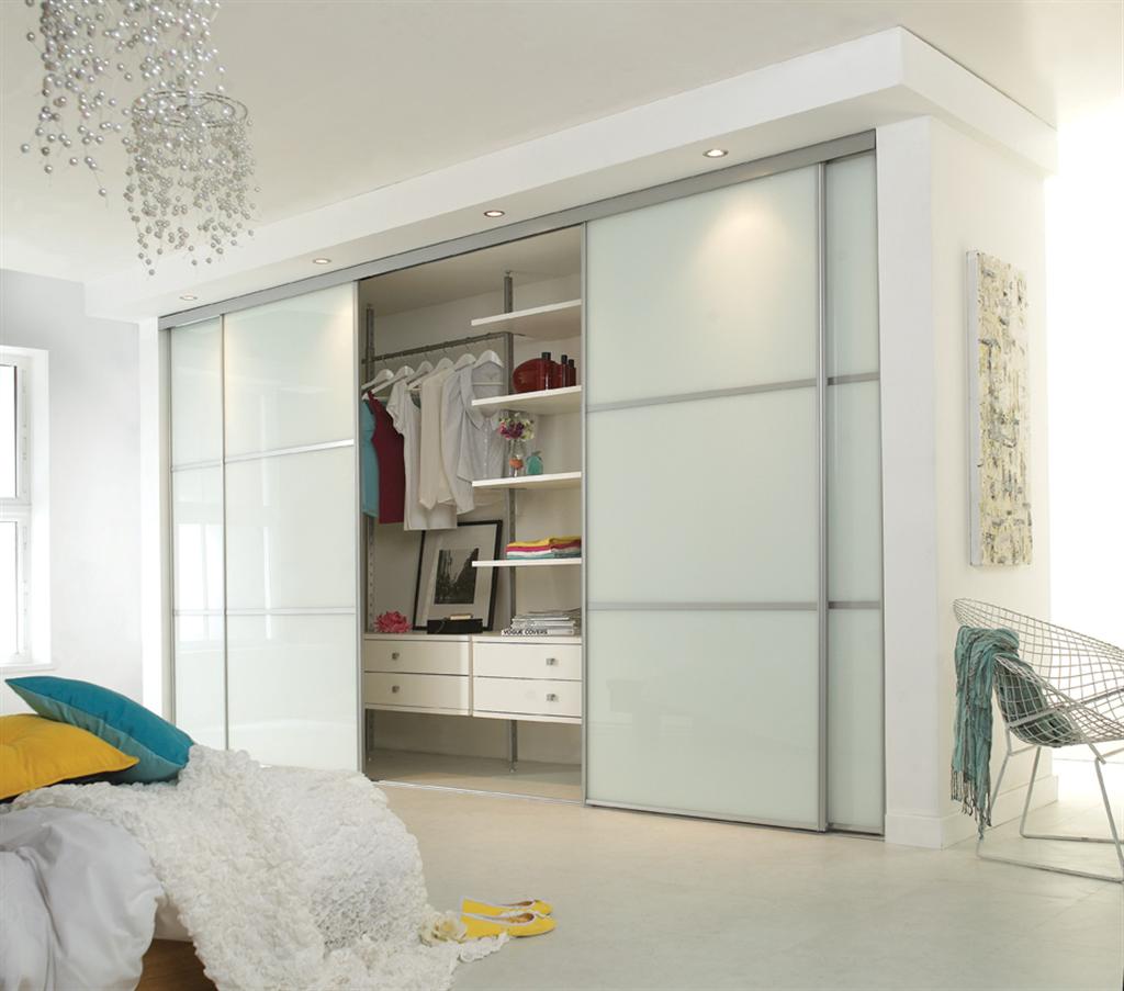 armoire blanche dans la chambre