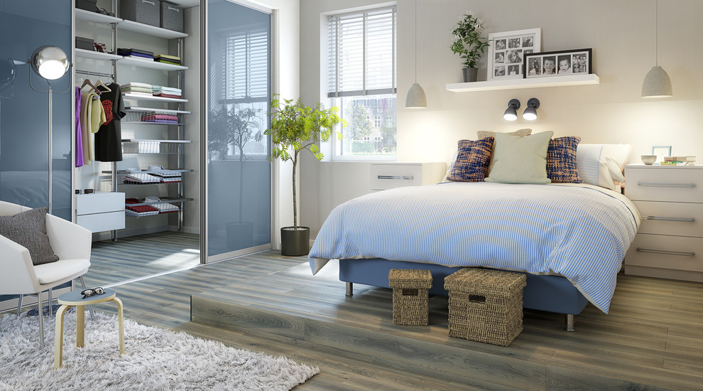 armoire encastrée dans la chambre avec portes transparentes