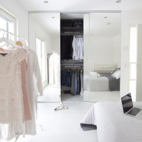 armoire encastrée dans la chambre blanc