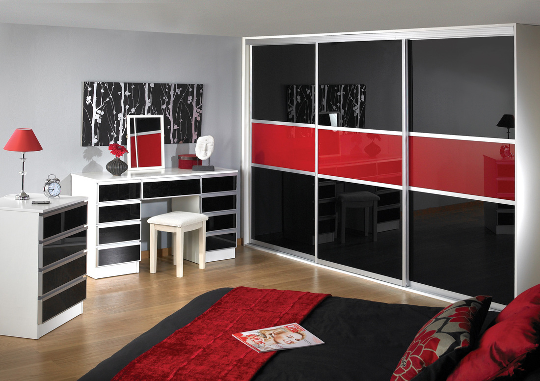 armoire encastrée dans la chambre noir et rouge