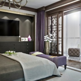 Rideaux violets dans une chambre de style art déco