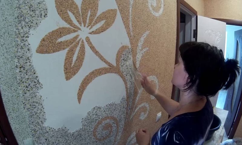 Fleur de bricolage sur le mur de la cuisine à partir de papier peint liquide