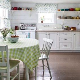 cuisine dans une maison en bois avec étagères ouvertes