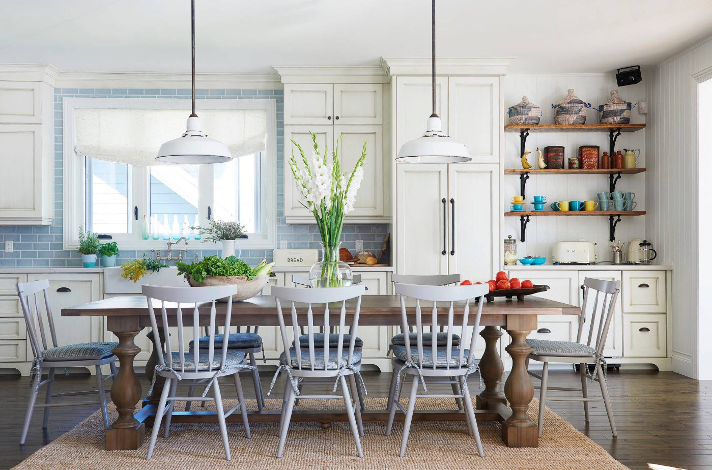 cuisine blanche dans une maison en bois