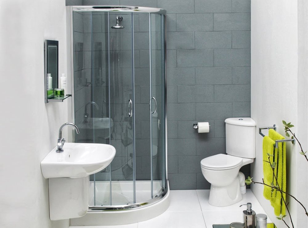 Cabine de douche dans la salle de bain avec luminaires blancs