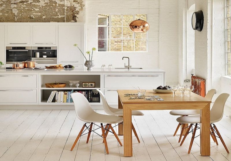 Table en bois dans la cuisine de campagne