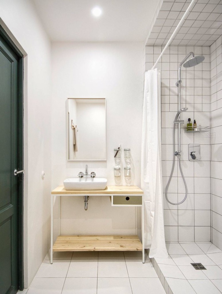 Salle de bain lumineuse avec douche sans WC