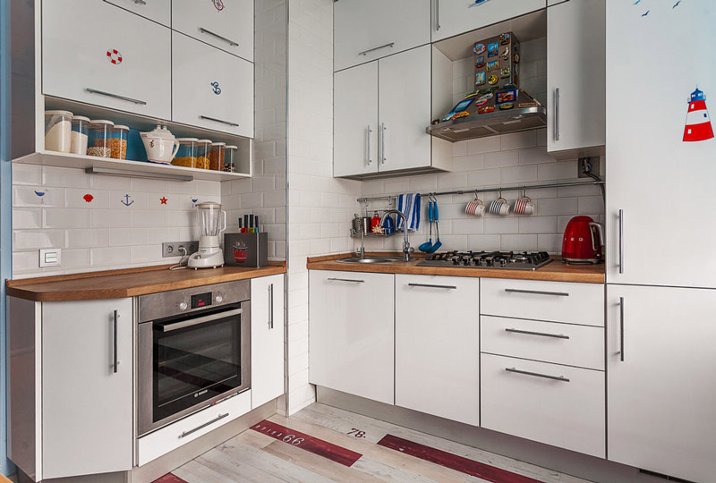 Cucina ad angolo con un set di stile moderno