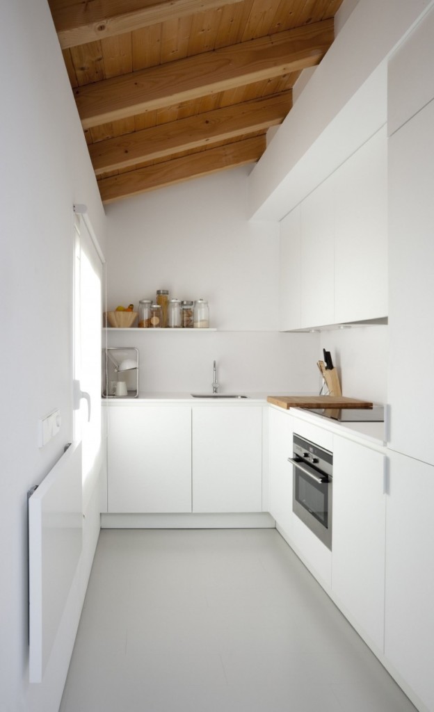 Soffitto in legno nella cucina di una casa privata