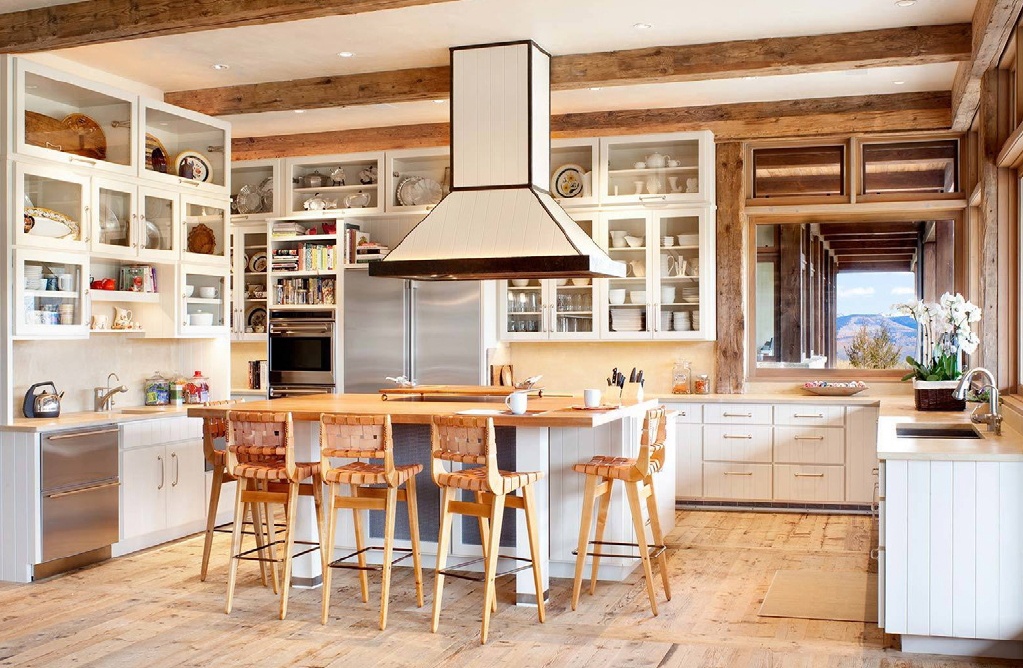 grande cuisine dans une maison en bois