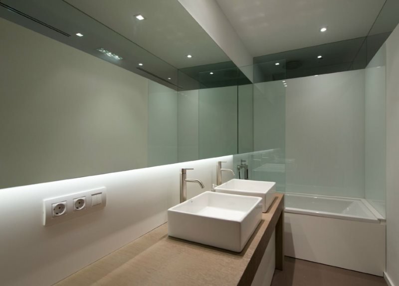 Intérieur d'une salle de bain moderne avec miroir