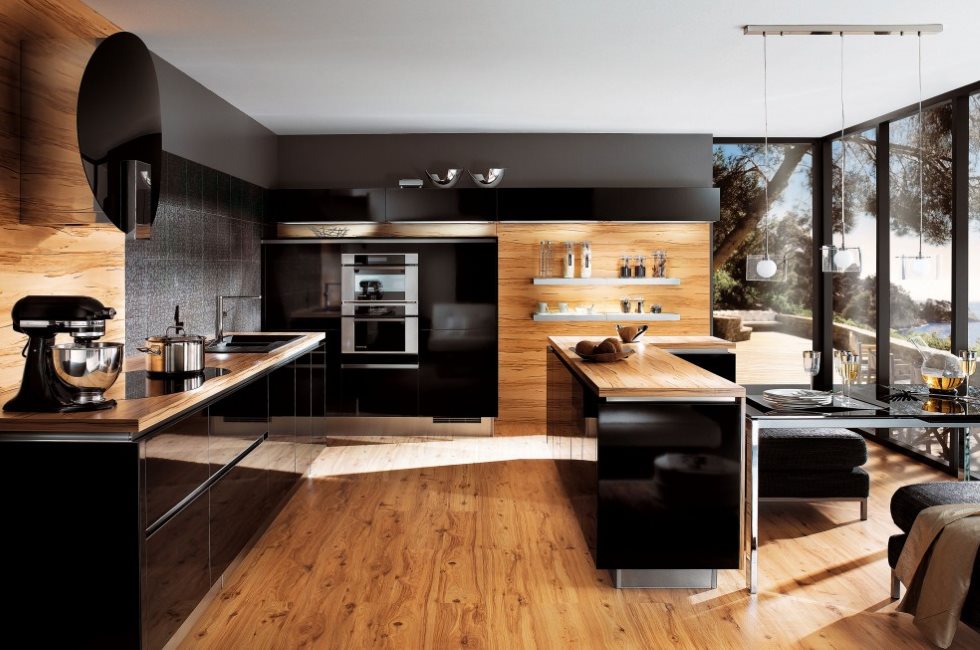 Laminato all'interno della cucina con una finestra panoramica