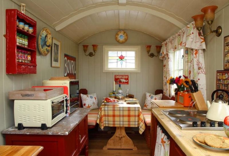 Décor d'une petite cuisine d'une maison de campagne