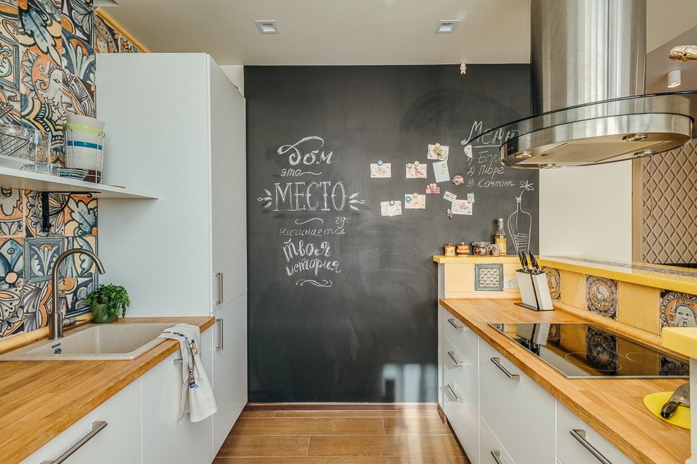 décoration murale dans l'ardoise de la cuisine