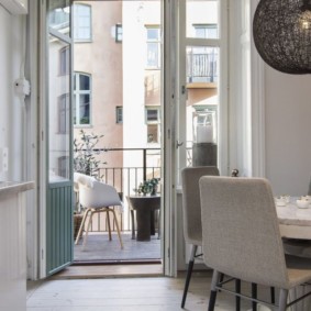 cucina combinata con un balcone