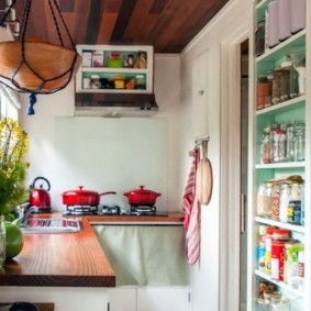 Cuisine d'angle sur un balcon meublé