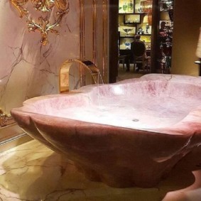 Belle baignoire en marbre rose