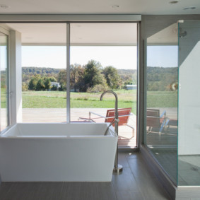 Salle de bain avec une grande fenêtre