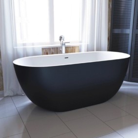 Baignoire noire sur fond blanc