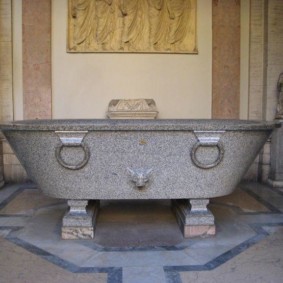 Baignoire en granit avec pieds en métal