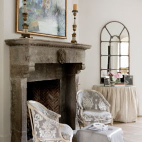 Ancienne cheminée dans une maison rustique