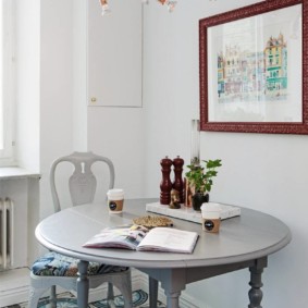 Table ronde avec pieds bouclés