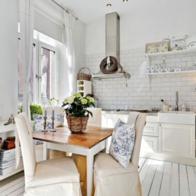 Table en bois dans une cuisine de taille moyenne