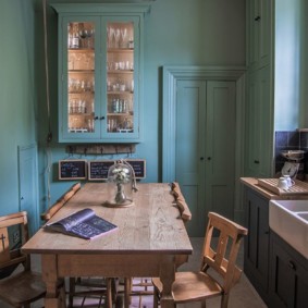 Table en bois dans la cuisine aux murs turquoise