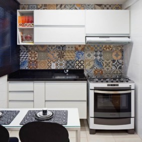 Decorazione della cucina con patchwork di piastrelle di ceramica