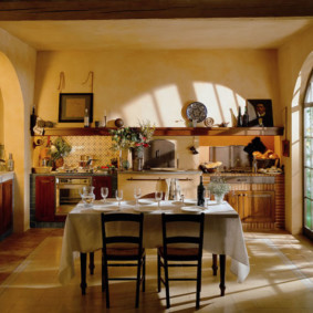 Arches à l'intérieur d'une cuisine de campagne