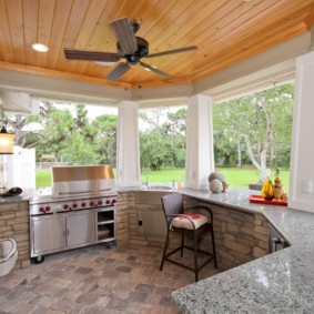 Cucina aperta sulla terrazza della casa di campagna