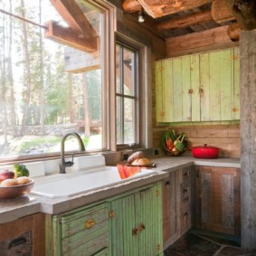 Ancienne armoire sous l'évier de la cuisine