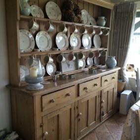 Commode en bois avec ustensiles de cuisine