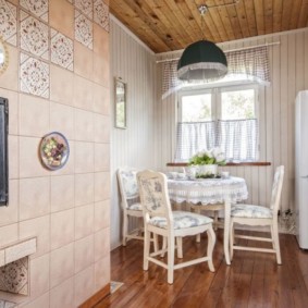 Sala da pranzo con una tavola rotonda