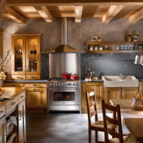 Cuisine en bois avec plafond bas