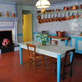 Colore blu all'interno della cucina