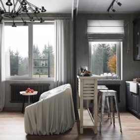 Cucina design con divano in grigio