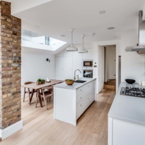 Plafond blanc dans la cuisine d'une maison de campagne