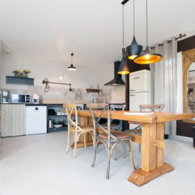 Table en bois dans la cuisine-salle à manger moderne