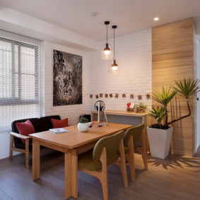 Salle à manger confortable avec table en bois