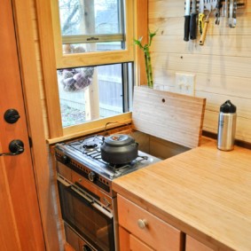 Stufa compatta nella cucina di una casa di legno