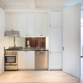 Kitchenette dans une armoire avec portes battantes