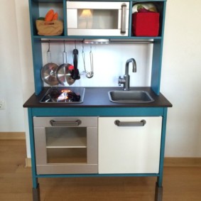 Kitchenette de bureau avec évier