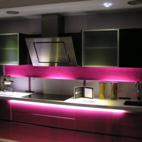 Illuminazione notturna di un set da cucina