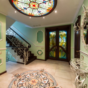 Vitrail à l'intérieur du couloir avec escalier