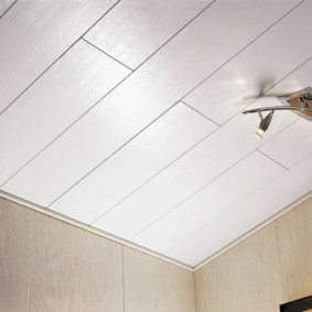 Plafond en tuiles MDF dans le couloir d'une maison en panneaux