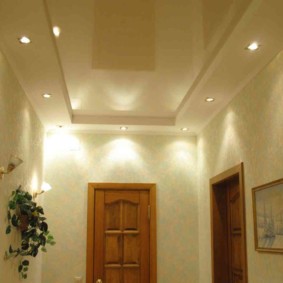 Plafond combiné dans le couloir d'une maison privée