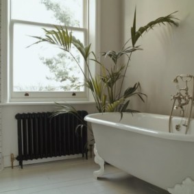 Radiateur noir dans la salle de bain